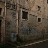 E sul retro in via Buttaro lo scenario che si apre davanti a noi � davvero tremendo: scritte sui muri...